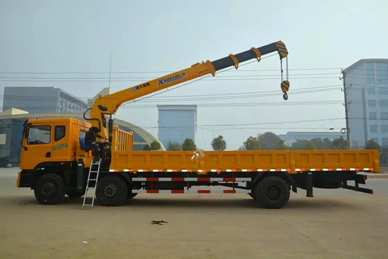 東風新款小三軸隨車吊