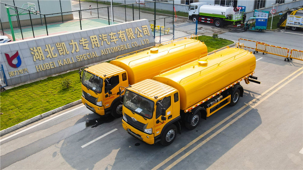 20噸灑水車-福田小三軸國六20方灑水車廠家價(jià)格（全黃）